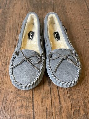 Clarks Grey suede with tan fur-lined Slip-Ins women’s 7
